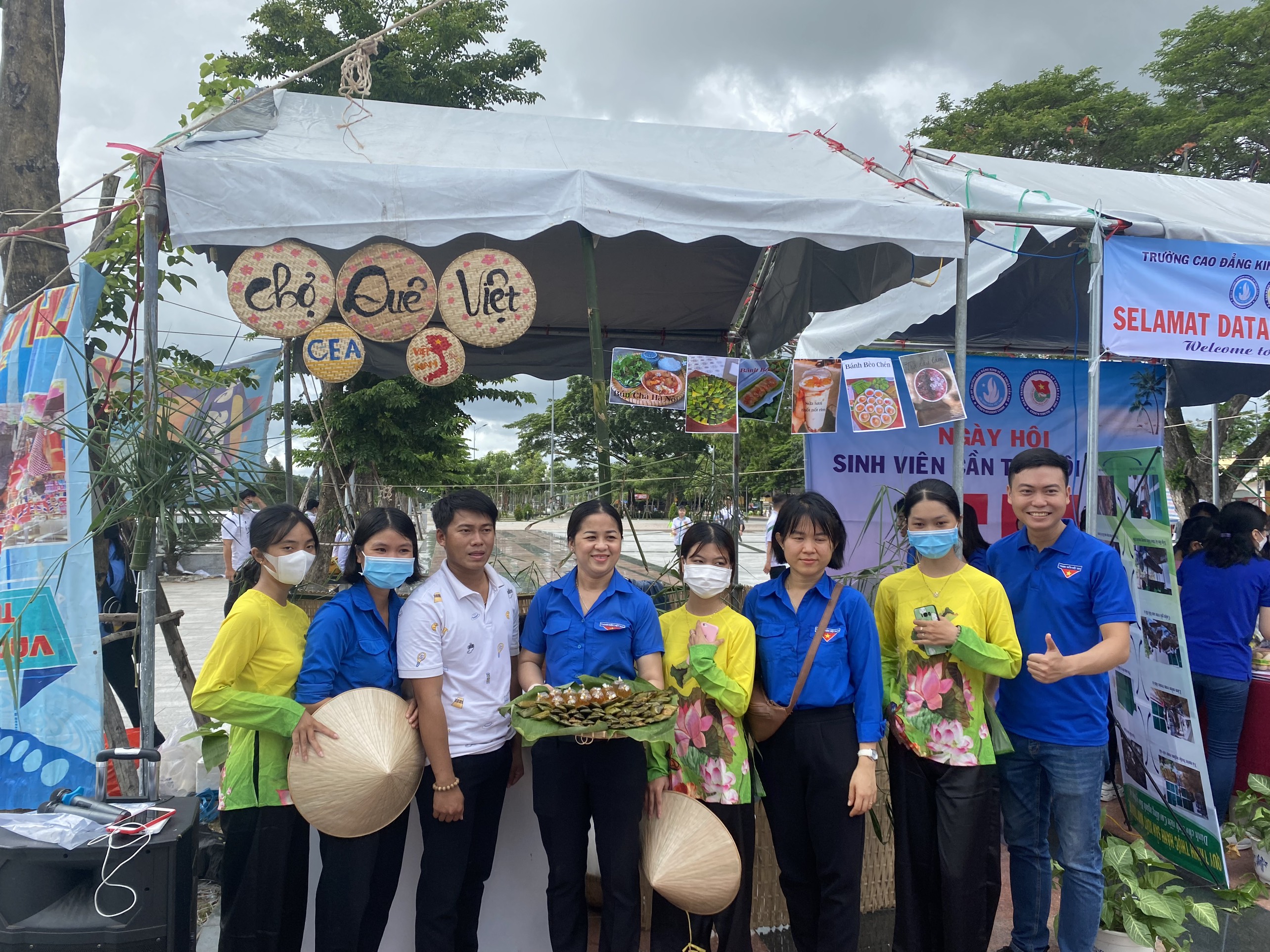 Đồng chí Lư Thị Ngọc Anh - Chủ tịch Hội Sinh viên Việt Nam thành phố Cần Thơ giao lưu cùng các bạn sinh viên tại ngày hội.